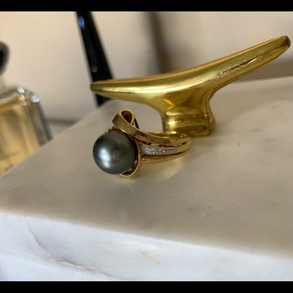 18K Gold Ring with Pearl and Diamonds
